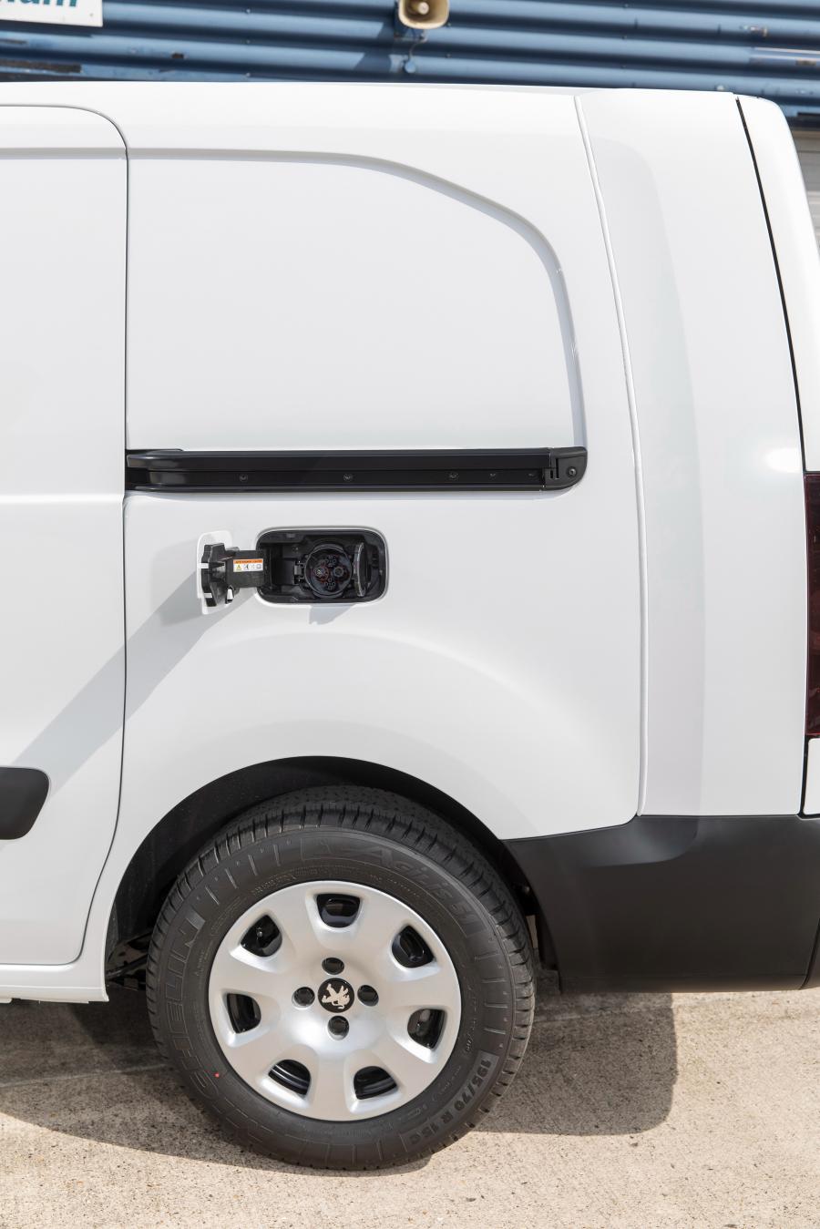 Детали экстерьера Peugeot Partner Van Long Electric 2017 года  (UK) (фото 3 из 11)